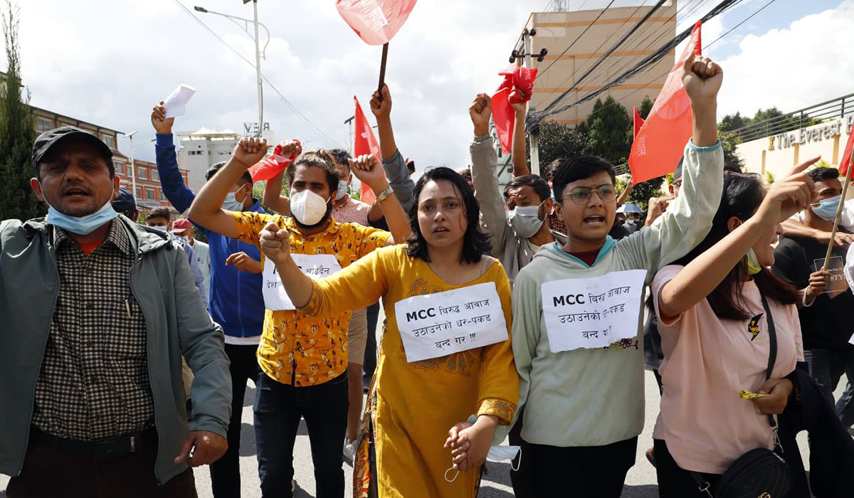 एमसीसीविरुद्ध काठमाडौँमा निरन्तर प्रदर्शन